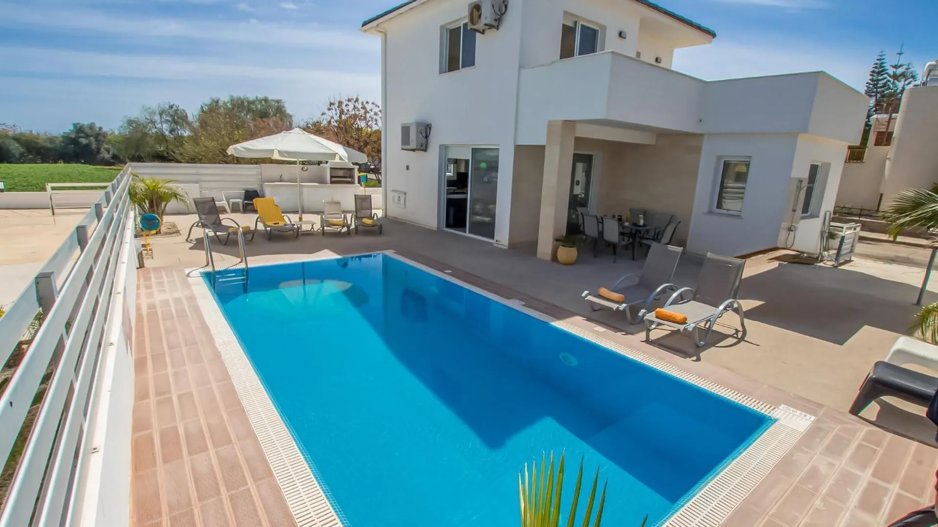 Flouressia Gardens Villas Protarász