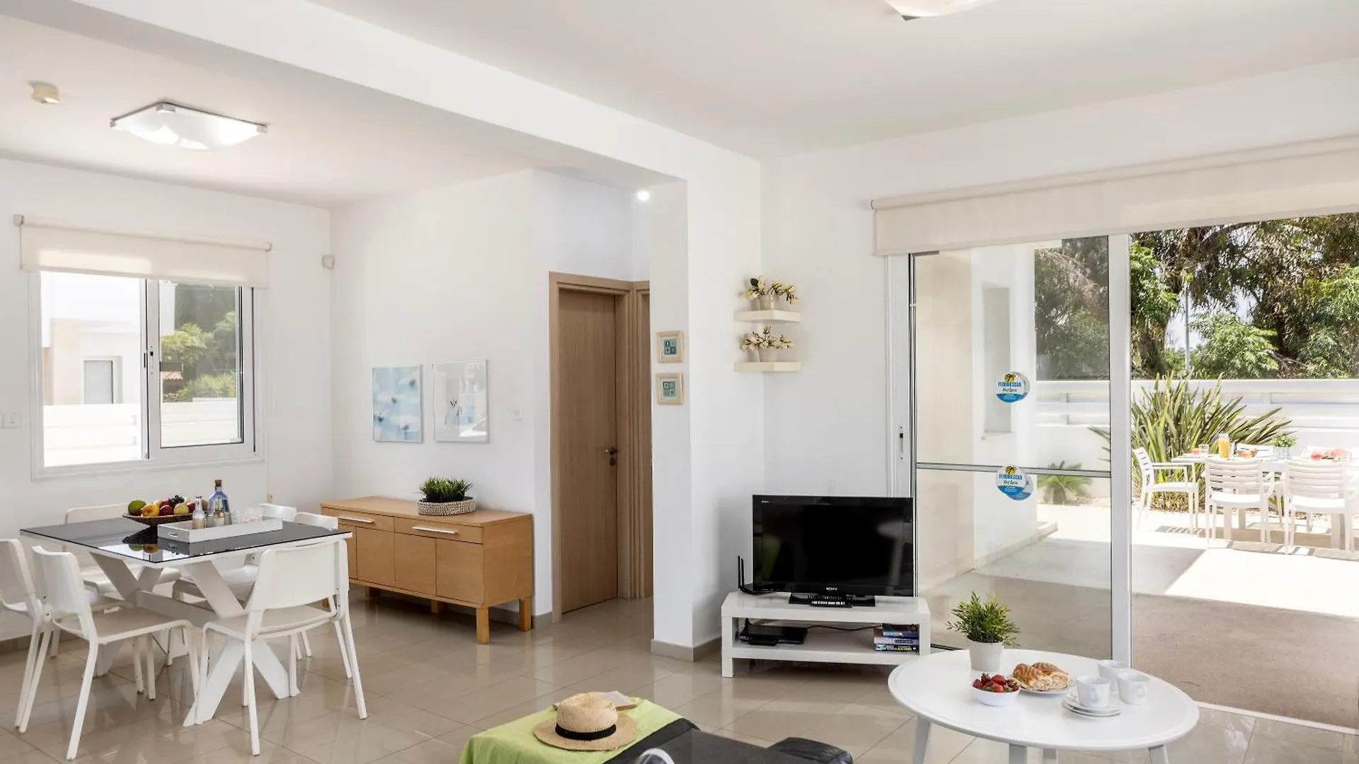 Flouressia Gardens Villas Protarász