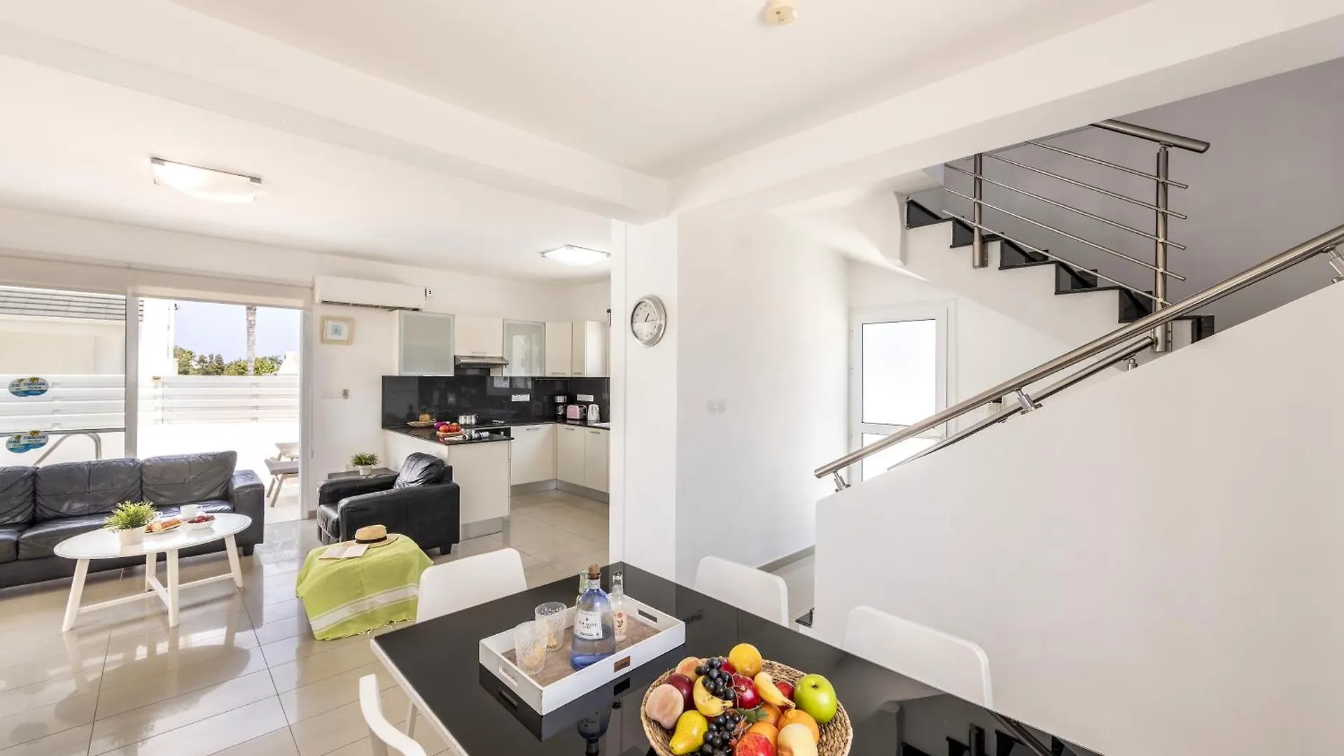 Flouressia Gardens Villas Protarász