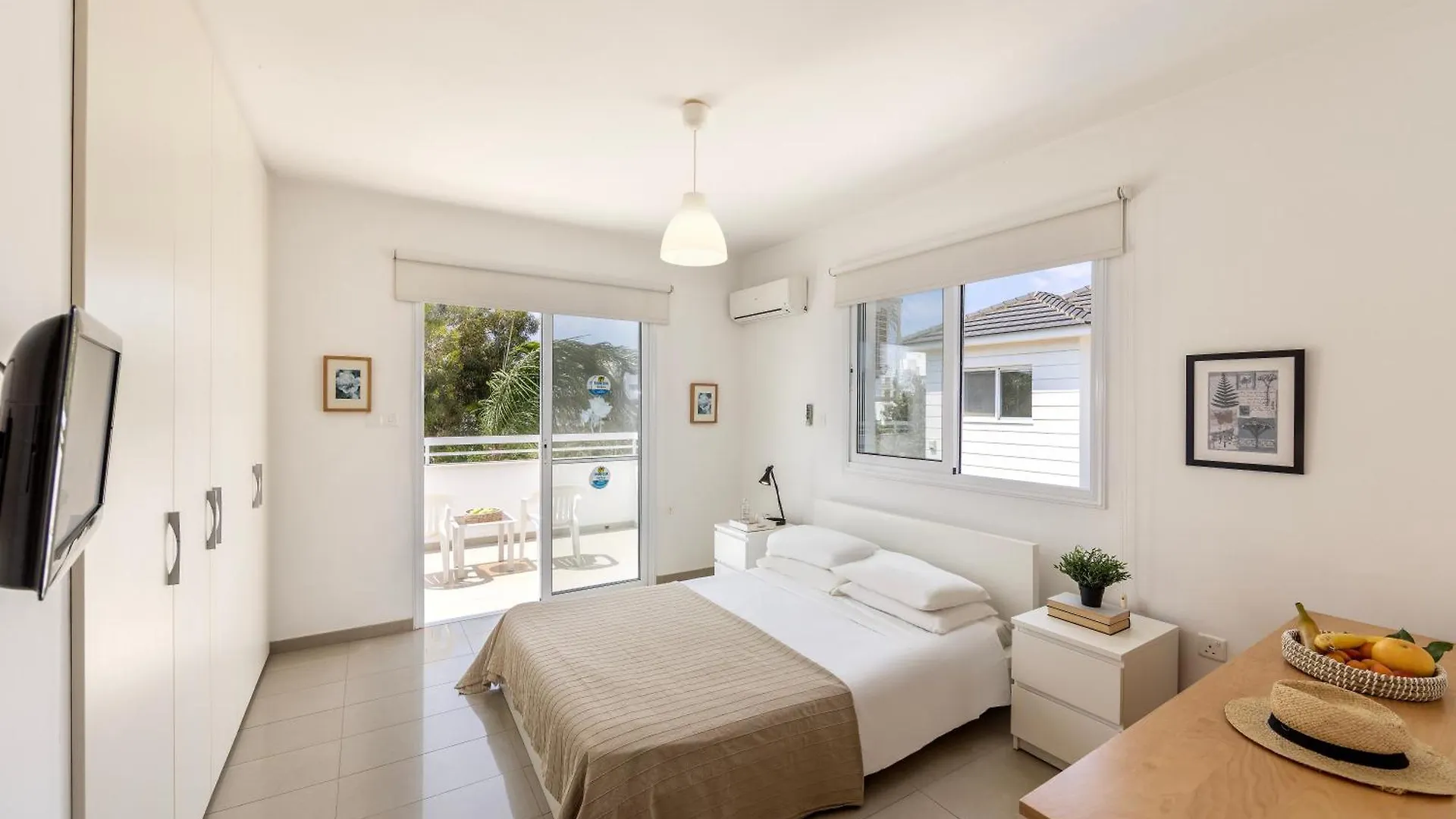Flouressia Gardens Villas Protarász
